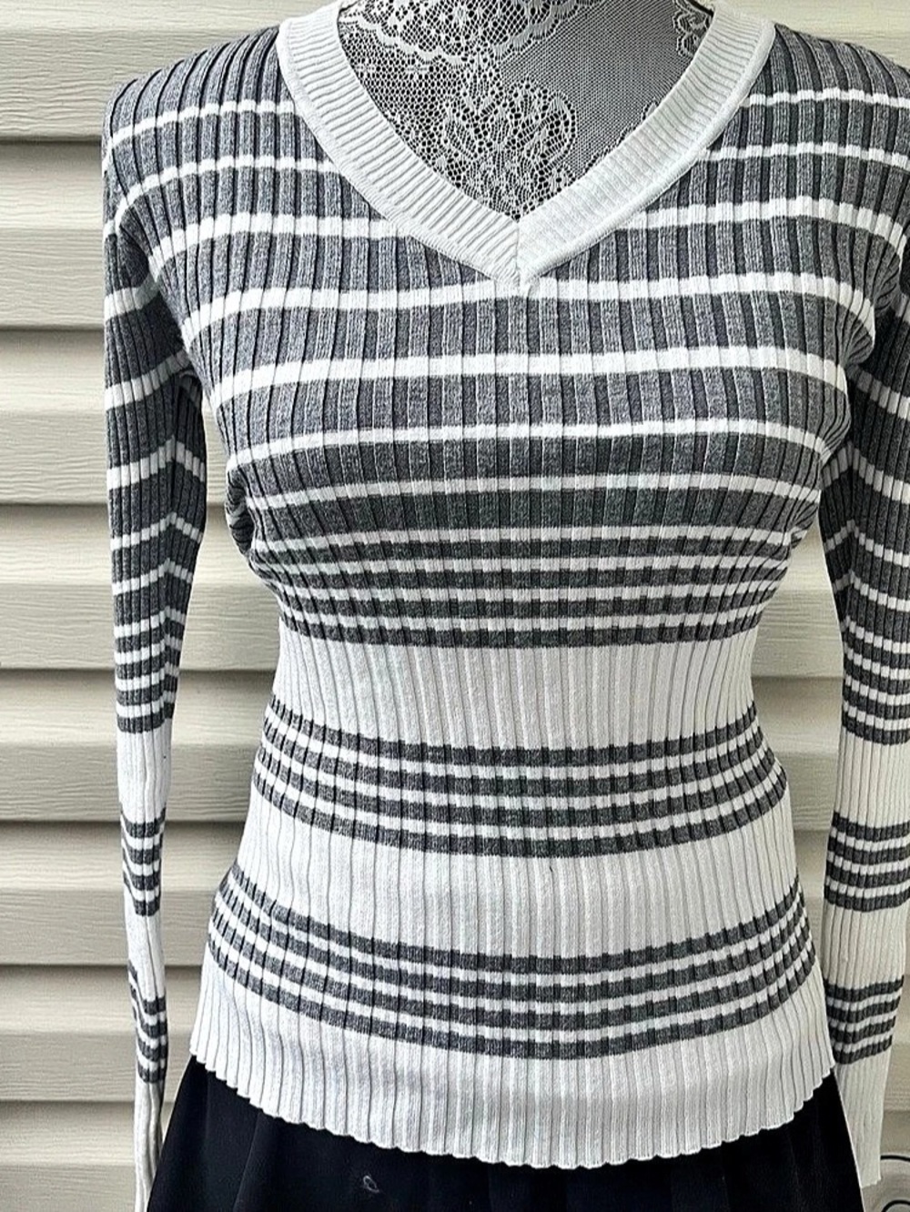The slope Brooklyn ny V-Neck Sweater in Gray & White Like New